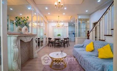 For rent 3 bedrooms townhouse in Yan Nawa, Bangkok