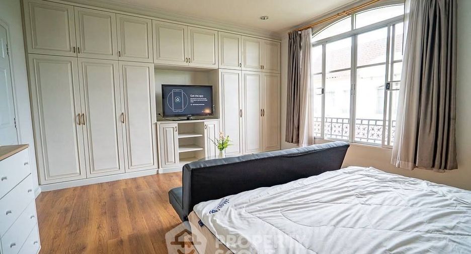 For rent 3 bedrooms townhouse in Yan Nawa, Bangkok