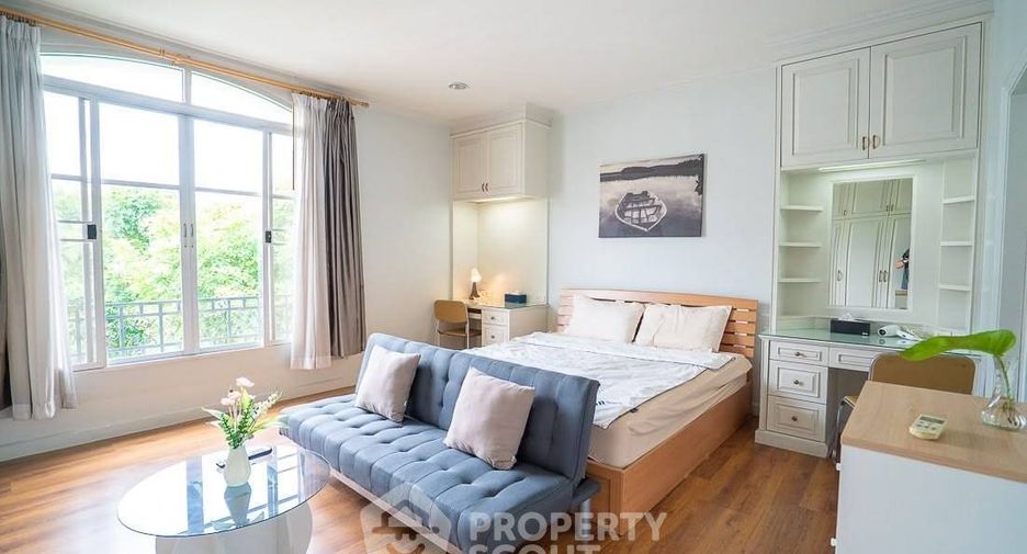 For rent 3 bedrooms townhouse in Yan Nawa, Bangkok