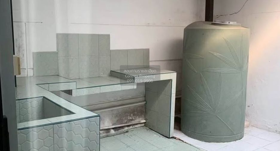 For rent 2 bedrooms townhouse in Bang Khun Thian, Bangkok