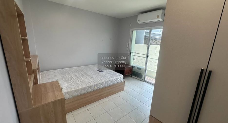 For rent 5 bedrooms townhouse in Wang Thonglang, Bangkok