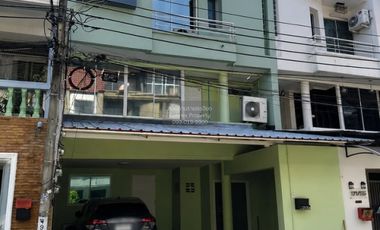 For rent 5 bedrooms townhouse in Wang Thonglang, Bangkok
