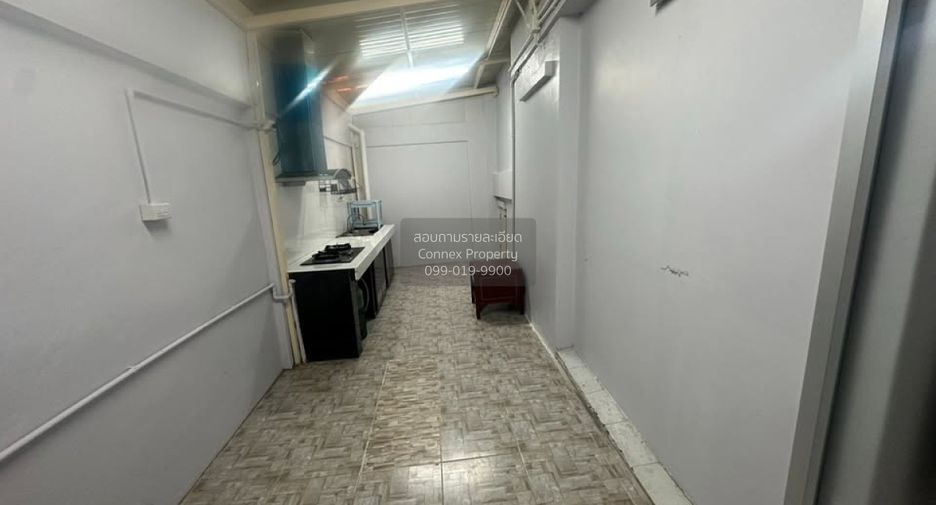 For rent 5 bedrooms townhouse in Wang Thonglang, Bangkok