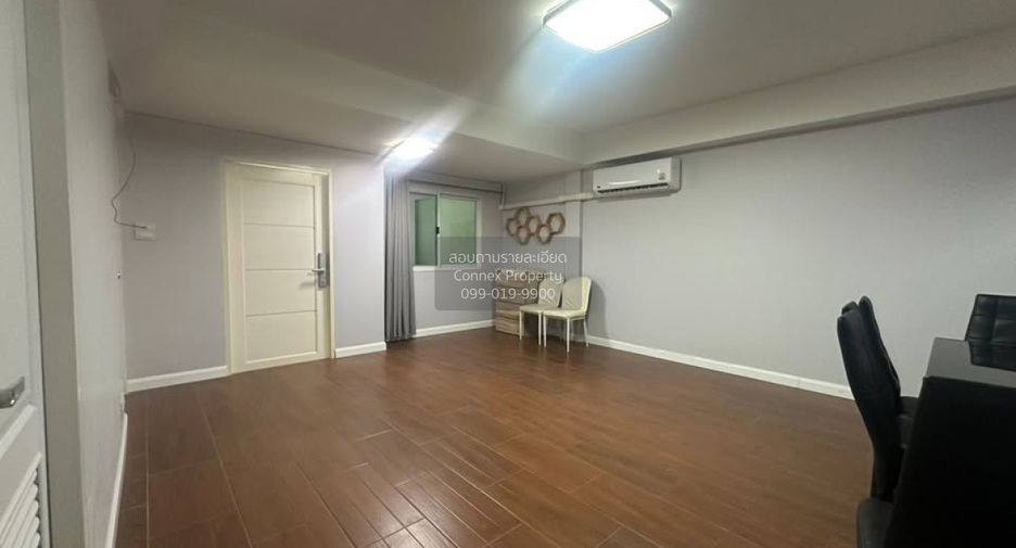 For rent 5 bedrooms townhouse in Wang Thonglang, Bangkok