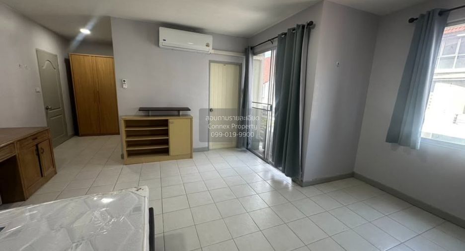 For rent 5 bedrooms townhouse in Wang Thonglang, Bangkok