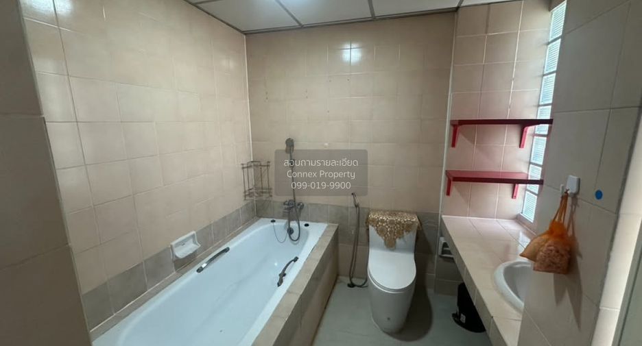 For rent 5 bedrooms townhouse in Wang Thonglang, Bangkok