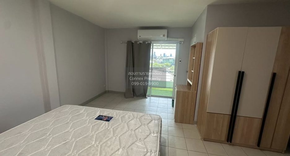 For rent 5 bedrooms townhouse in Wang Thonglang, Bangkok