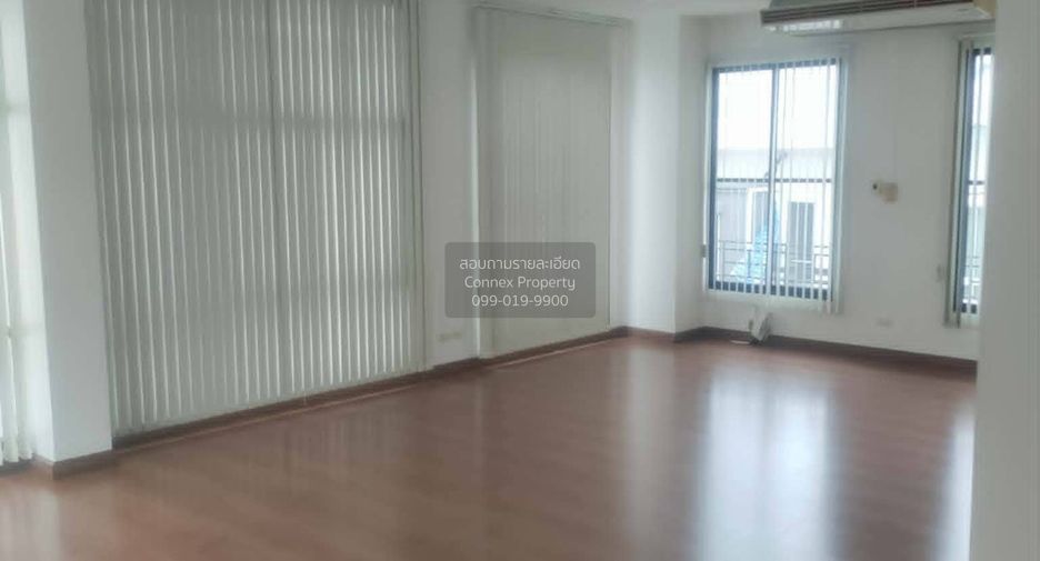 For rent 7 bedrooms townhouse in Lat Phrao, Bangkok