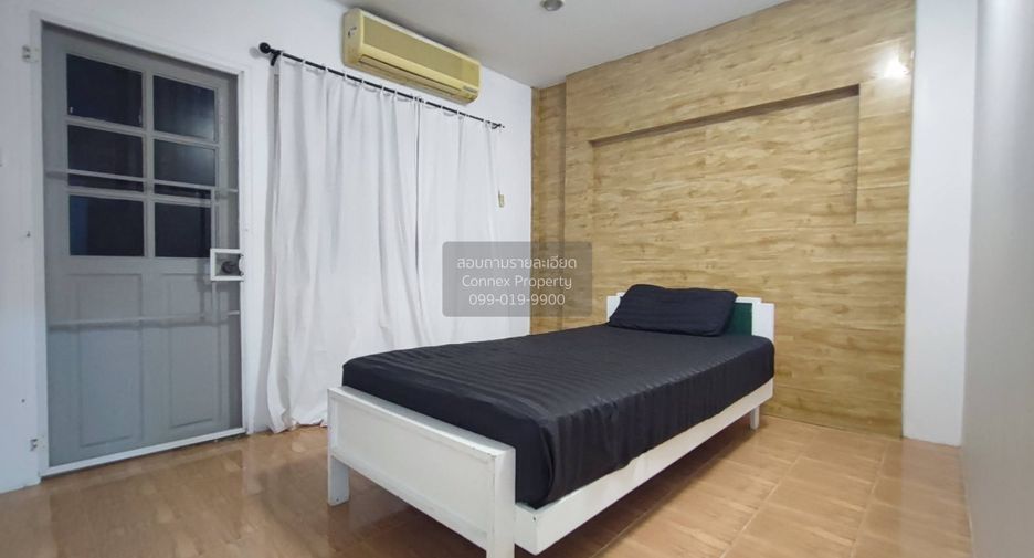 For rent 3 bedrooms townhouse in Wang Thonglang, Bangkok