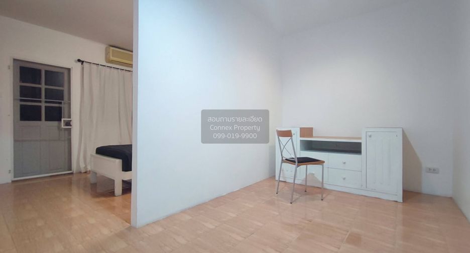 For rent 3 bedrooms townhouse in Wang Thonglang, Bangkok