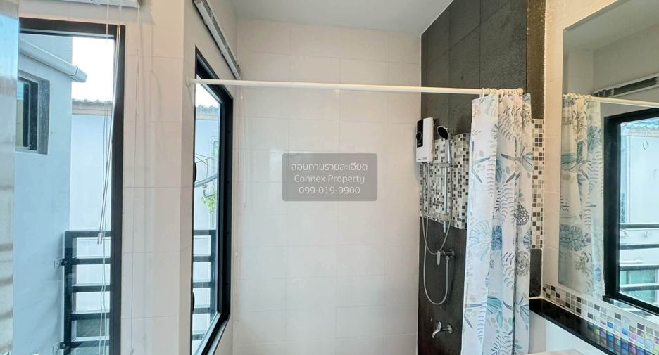 For rent 3 bedrooms townhouse in Saphan Sung, Bangkok