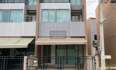For rent 3 bedrooms townhouse in Saphan Sung, Bangkok