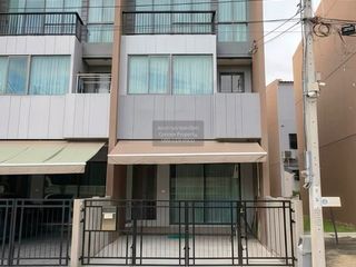 For rent 3 bedrooms townhouse in Saphan Sung, Bangkok