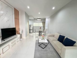 For rent 3 bedrooms townhouse in Saphan Sung, Bangkok