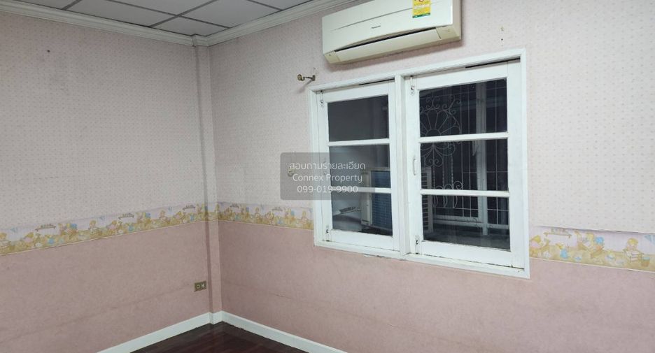 For rent 5 bedrooms townhouse in Bangkok Noi, Bangkok