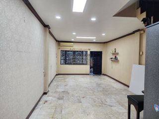 For rent 5 bedrooms townhouse in Bangkok Noi, Bangkok