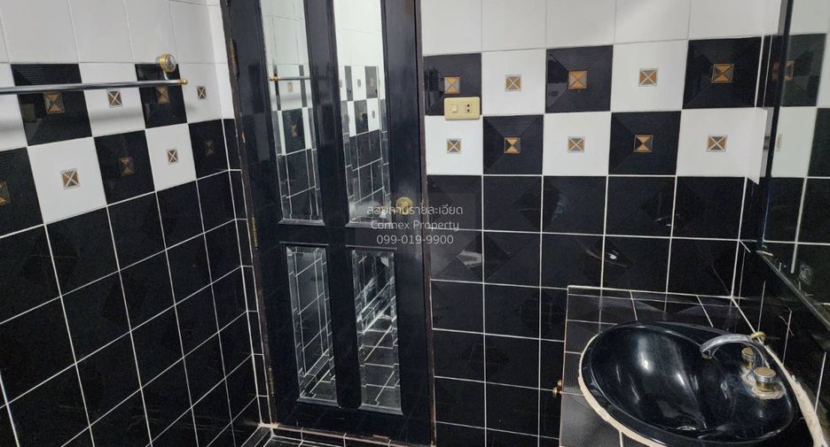 For rent 5 bedrooms townhouse in Bangkok Noi, Bangkok
