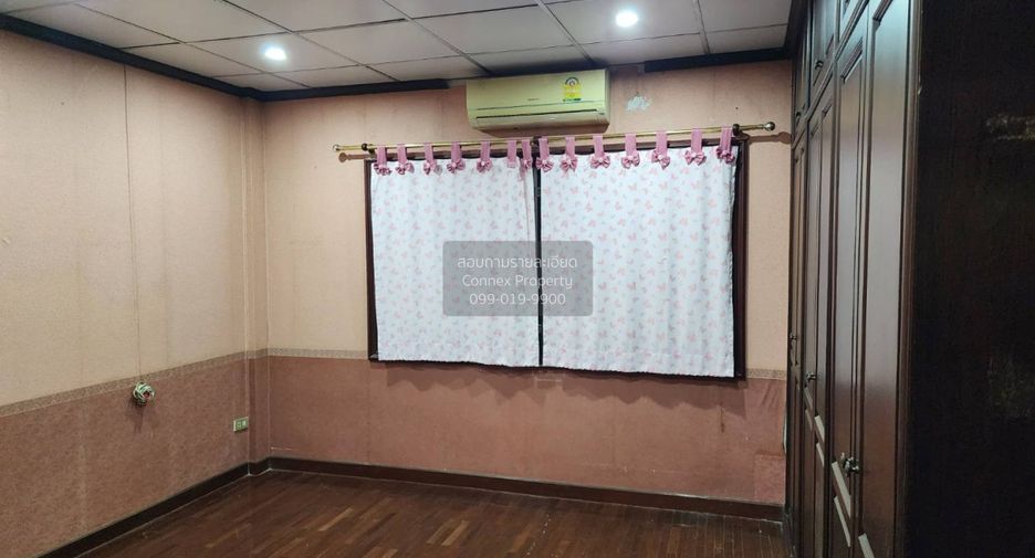 For rent 5 bedrooms townhouse in Bangkok Noi, Bangkok