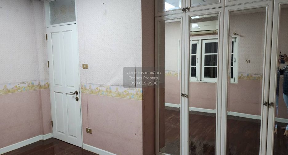 For rent 5 bedrooms townhouse in Bangkok Noi, Bangkok