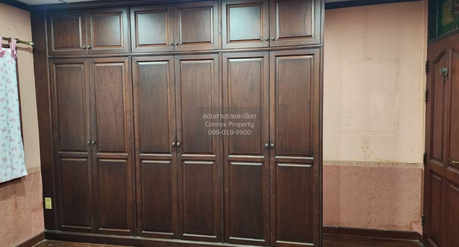 For rent 5 bedrooms townhouse in Bangkok Noi, Bangkok