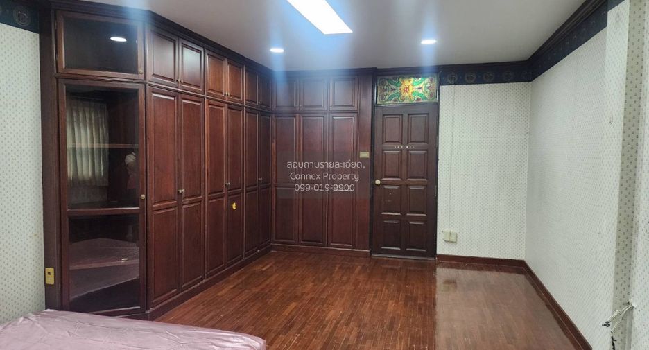 For rent 5 bedrooms townhouse in Bangkok Noi, Bangkok