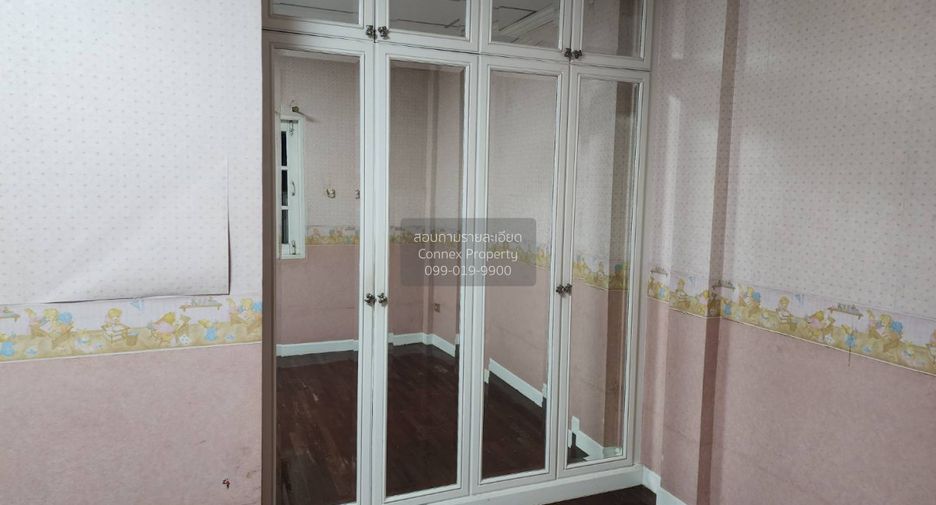 For rent 5 bedrooms townhouse in Bangkok Noi, Bangkok