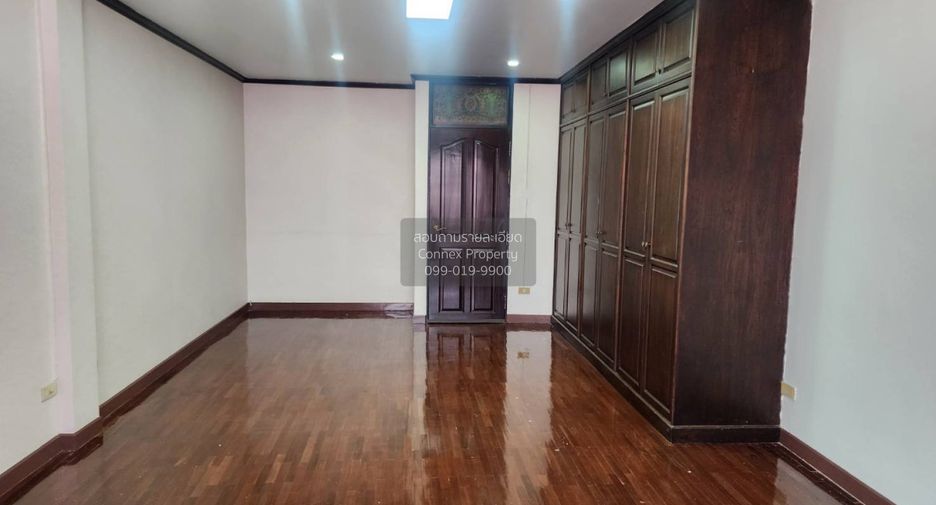 For rent 5 bedrooms townhouse in Bangkok Noi, Bangkok