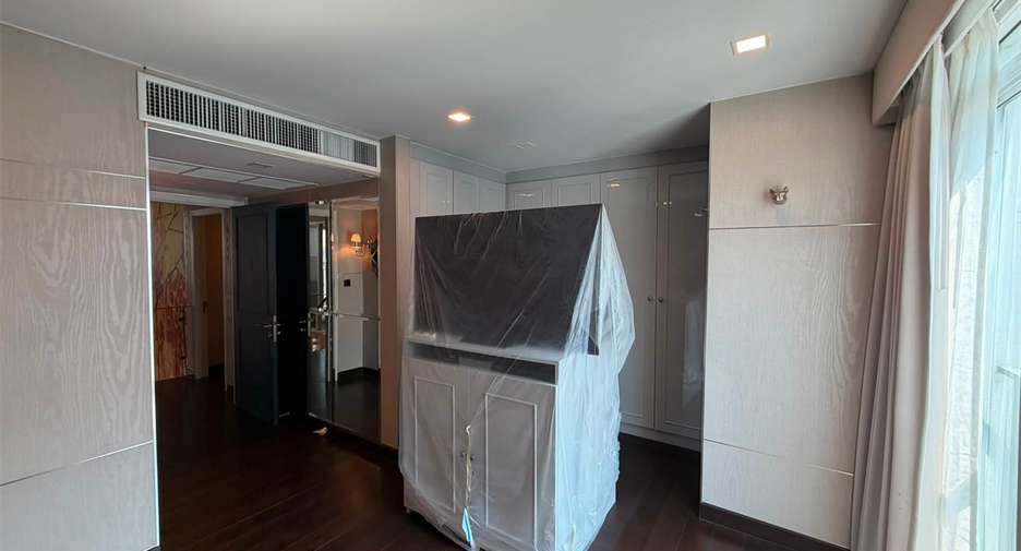 For sale 3 bedrooms condo in Yan Nawa, Bangkok