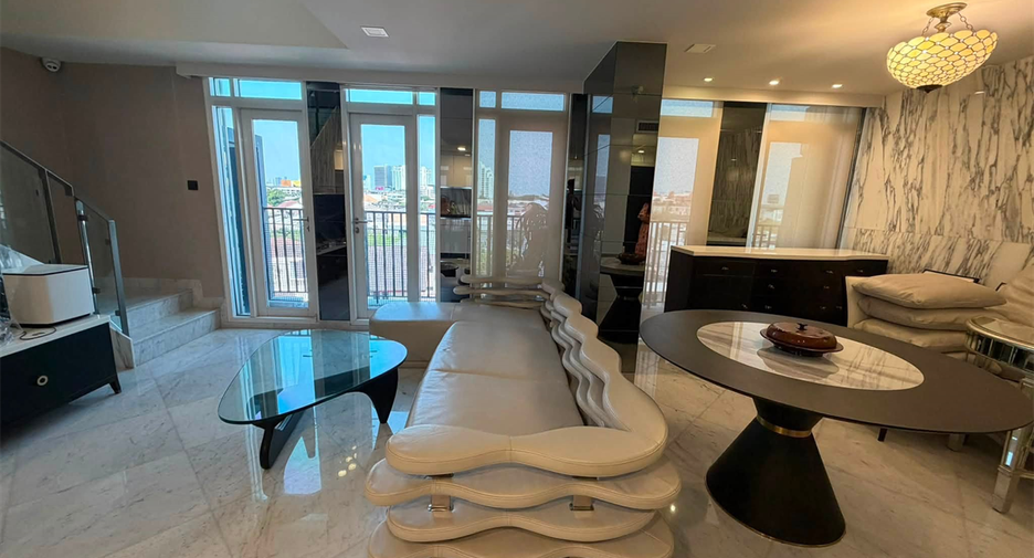 For sale 3 bedrooms condo in Yan Nawa, Bangkok