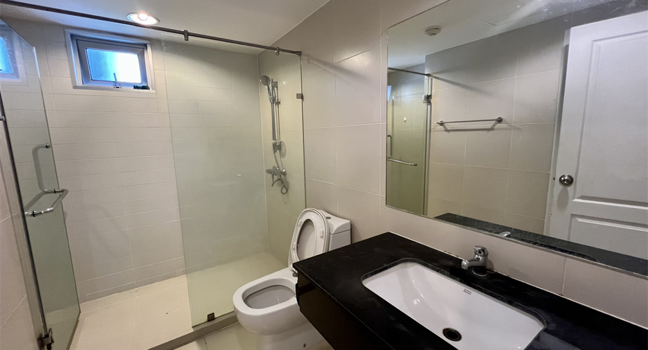 For rent 2 bedrooms condo in Huai Khwang, Bangkok