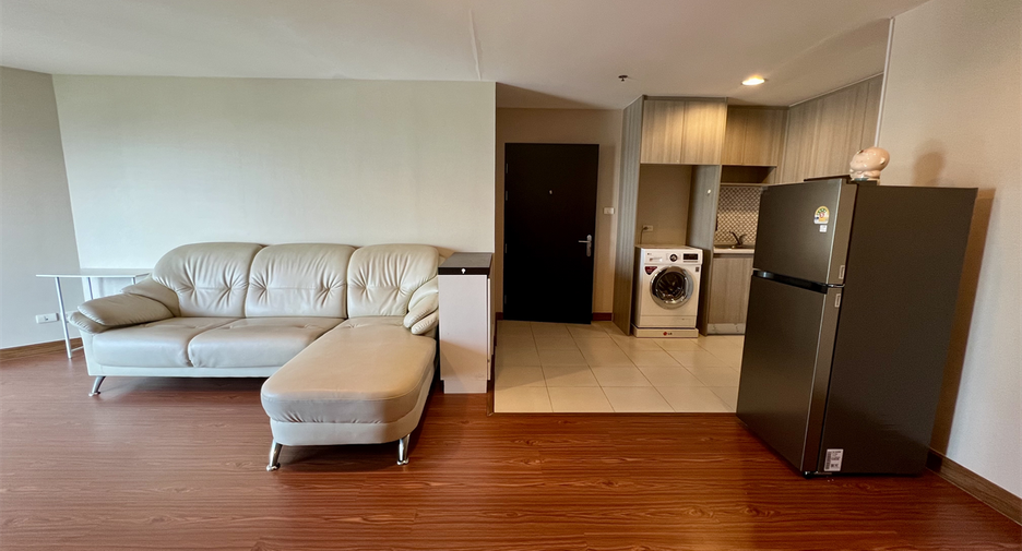 For rent 2 bedrooms condo in Huai Khwang, Bangkok
