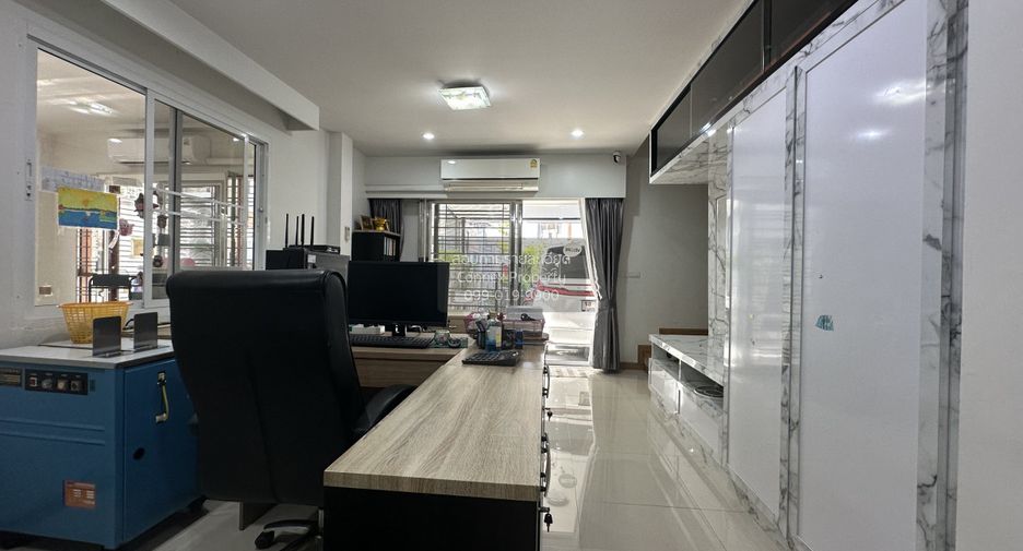 For sale 5 bedrooms townhouse in Mueang Nonthaburi, Nonthaburi