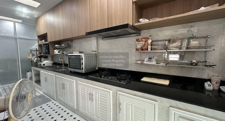 For sale 5 bedrooms townhouse in Mueang Nonthaburi, Nonthaburi