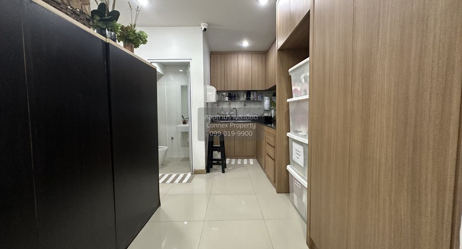 For sale 5 bedrooms townhouse in Mueang Nonthaburi, Nonthaburi