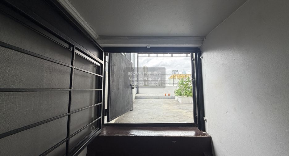 For sale 7 bedrooms townhouse in Phaya Thai, Bangkok