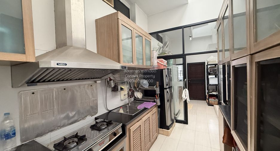 For sale 7 bedrooms townhouse in Phaya Thai, Bangkok
