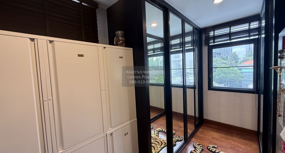For sale 7 bedrooms townhouse in Phaya Thai, Bangkok