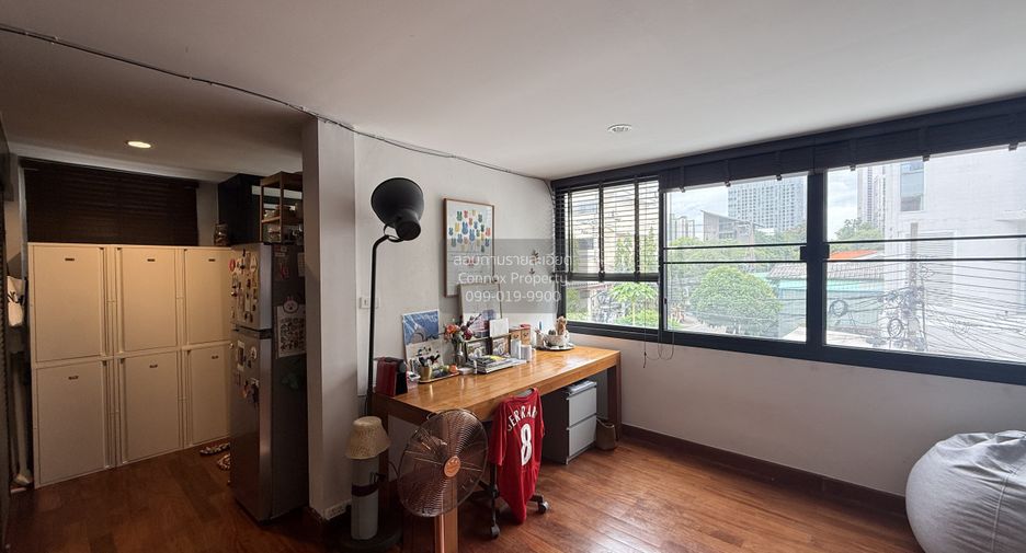 For sale 7 bedrooms townhouse in Phaya Thai, Bangkok