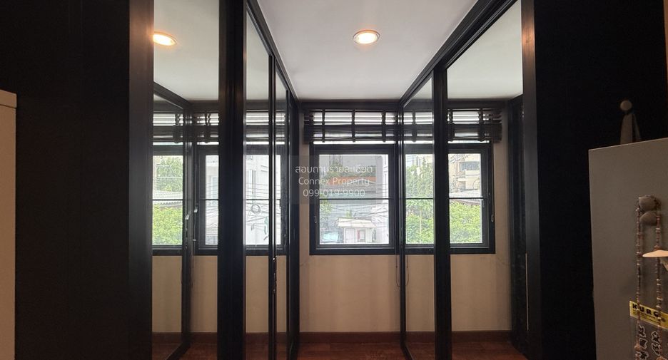 For sale 7 bedrooms townhouse in Phaya Thai, Bangkok