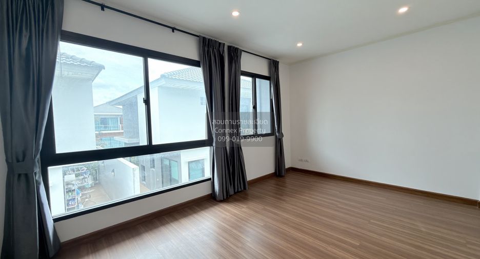 For sale 4 bedrooms townhouse in Bang Kapi, Bangkok