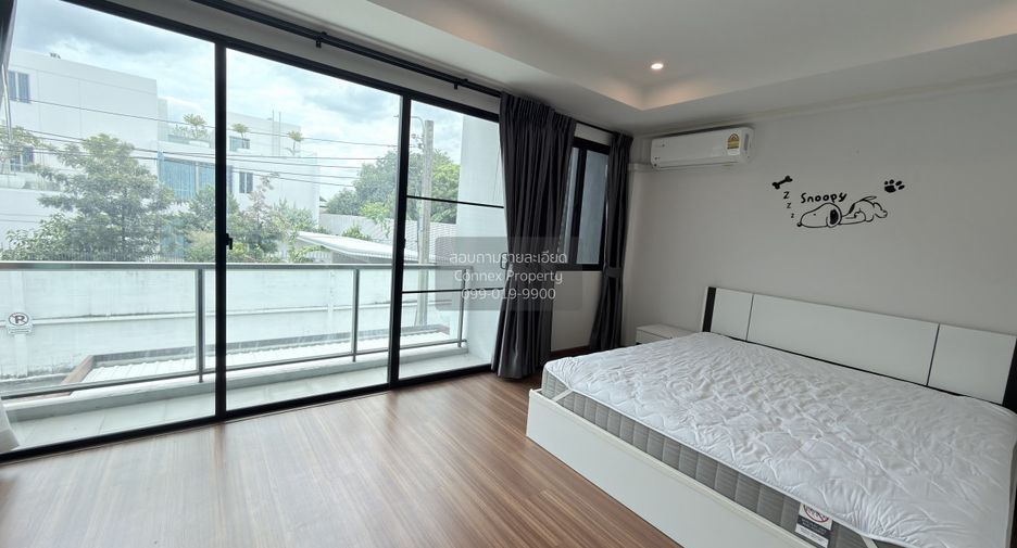 For sale 4 bedrooms townhouse in Bang Kapi, Bangkok
