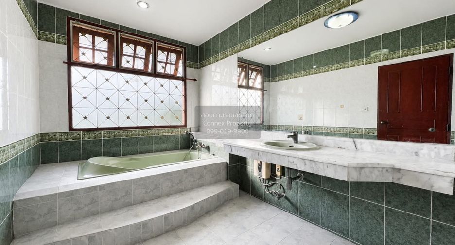 For sale 5 bedrooms house in Thawi Watthana, Bangkok