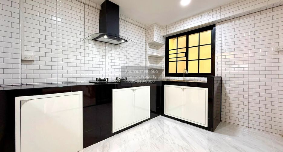 For sale 5 bedrooms townhouse in Bang Khae, Bangkok