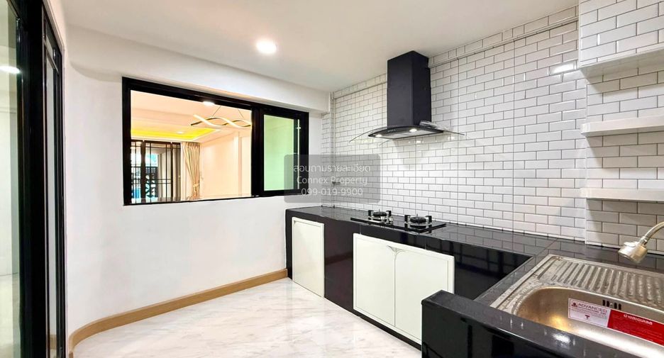 For sale 5 bedrooms townhouse in Bang Khae, Bangkok
