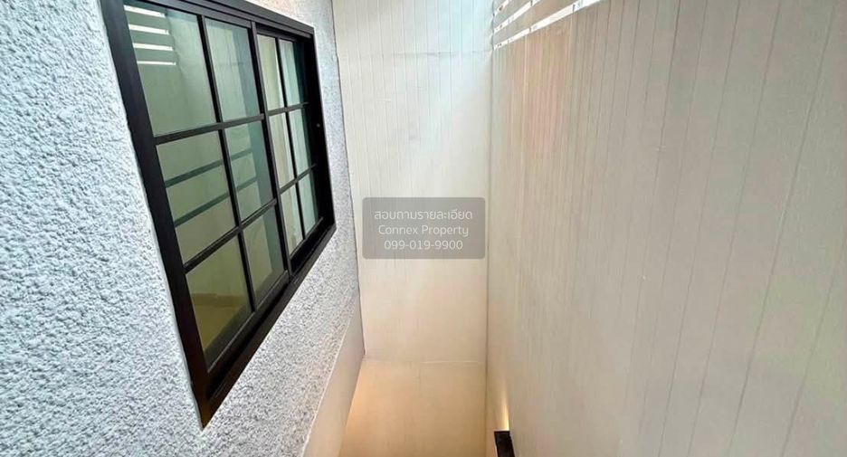 For sale 5 bedrooms townhouse in Bang Khae, Bangkok