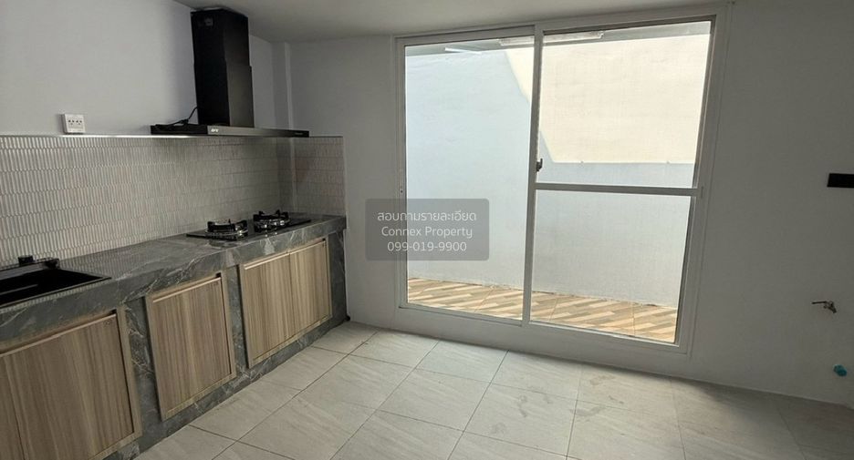 For sale 2 bedrooms townhouse in Bangkok Noi, Bangkok
