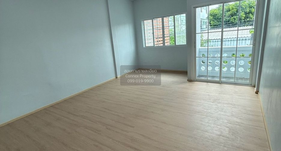 For sale 2 bedrooms townhouse in Bangkok Noi, Bangkok
