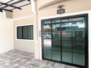 À vendre 3 chambres maison de ville à Lam Luk Ka, Pathum Thani