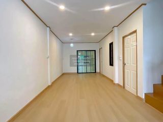 À vendre 4 chambres maison de ville à Lam Luk Ka, Pathum Thani