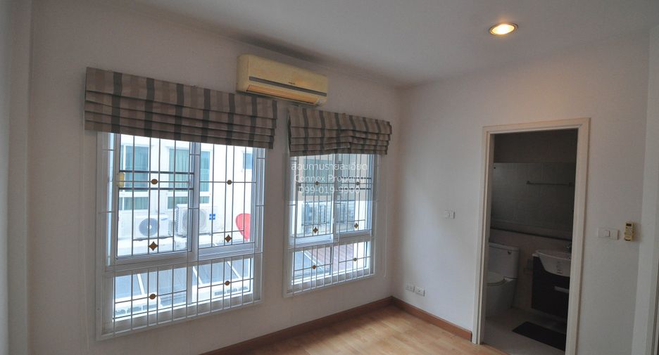 For sale 3 bedrooms townhouse in Bang Khen, Bangkok